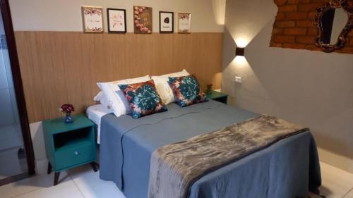 um quarto com 2 camas e um candeeiro em Caminho do Sol Pousada em Chapada dos Guimarães