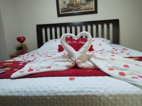 a bed with two towels forming a heart at HOTEL SOARES CAMARGO in Salesópolis
