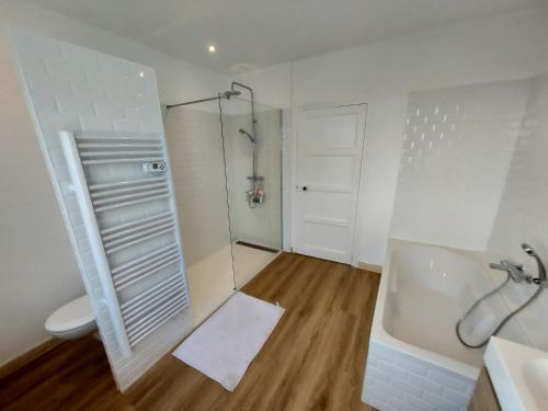 ein Badezimmer mit einer Dusche, einer Badewanne und einem WC in der Unterkunft Maison au cœur du bourg, plages à pied in Plougasnou