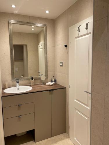 La salle de bains est pourvue d'un lavabo et d'un miroir. dans l'établissement Apartment Julia, à Split