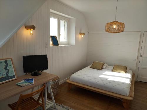 Photo de la galerie de l'établissement Maison au cœur du bourg, plages à pied, à Plougasnou