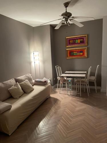 uma sala de estar com um sofá e uma mesa em Apartment Julia em Split