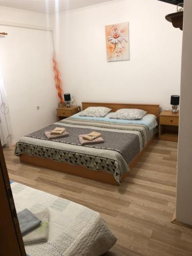 um quarto com 2 camas e toalhas em Apartmani Luiza em Cres