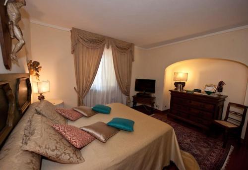 ein Schlafzimmer mit einem großen Bett mit Kissen darauf in der Unterkunft Conca di Sopra Home in Corsanico-Bargecchia