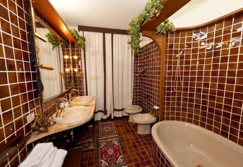 Conca di Sopra Home في Corsanico-Bargecchia: حمام مع حوض ومغسلة ومرحاض