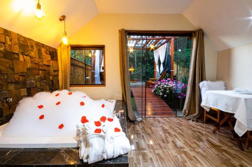 Una cama o camas en una habitación de Pousada Chale Luiz