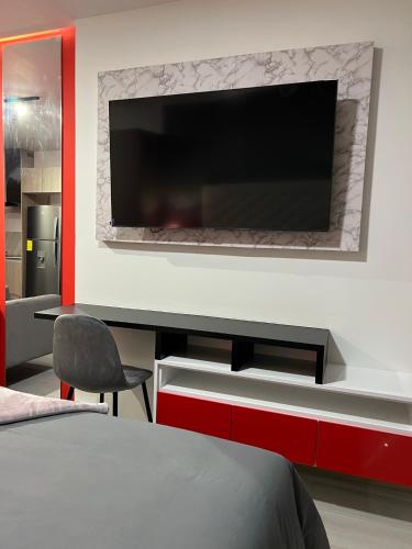 TV a/nebo společenská místnost v ubytování Luxury Studio Downtown Quito