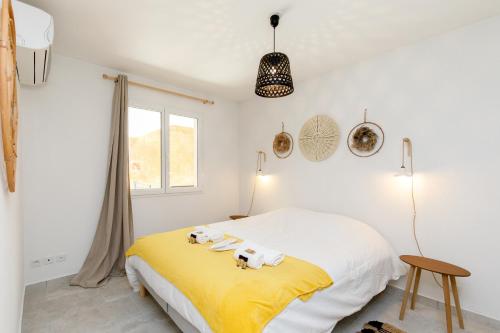 1 dormitorio blanco con 2 toallas en una cama en Clara YourHostHelper en Montauroux