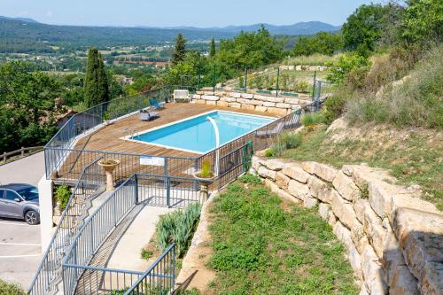 une maison avec une piscine sur une colline dans l'établissement Clara YourHostHelper, à Montauroux