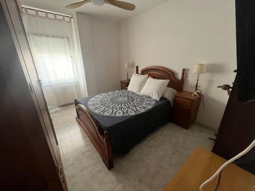 - une chambre avec un lit et un ventilateur de plafond dans l'établissement Apartamento céntrico en Blanes, à Blanes