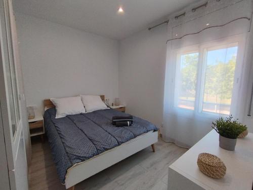 - une chambre avec un lit et une fenêtre dans l'établissement Apartamento Rodhes playa 2-A5, à Roses