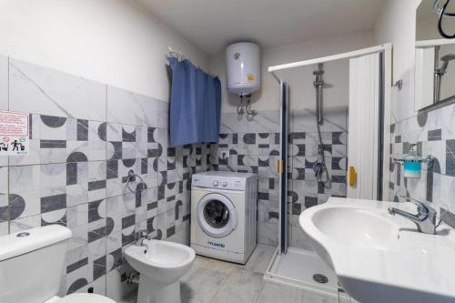 La salle de bains est pourvue d'un lave-linge et d'un lavabo. dans l'établissement Oasi del mare, à Granelli