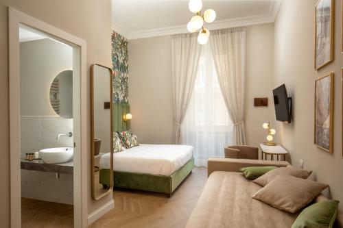 Habitación de hotel con cama y espejo en Porta Castello Suites, en Roma