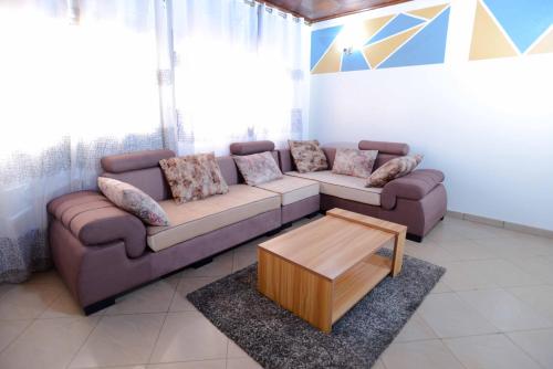 sala de estar con sofá y mesa de centro en Appart meuble Jouvence chez Chantal & Francis, en Yaoundé