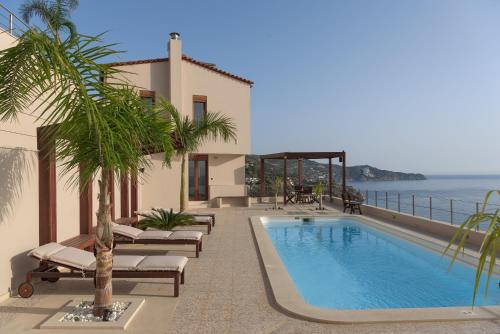 Πισίνα στο ή κοντά στο Manificus Villas, with Heated Pool, By ThinkVilla