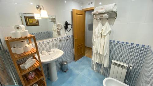 a bathroom with a sink and a toilet and a mirror at Aires de Toledo-Parque Warner y Madrid en familia in Toledo
