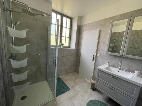 une salle de bain avec douche et lavabo dans l'établissement Maison indépendante La Quietas sur les hauteurs de SEDAN, à Sedan