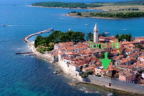 een luchtzicht op een klein eiland in het water bij Guest House Torci 18 in Novigrad Istria