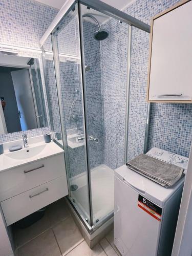 une salle de bain avec douche et lavabo dans l'établissement Studio vue mer à Sainte-Maxime, à Sainte-Maxime