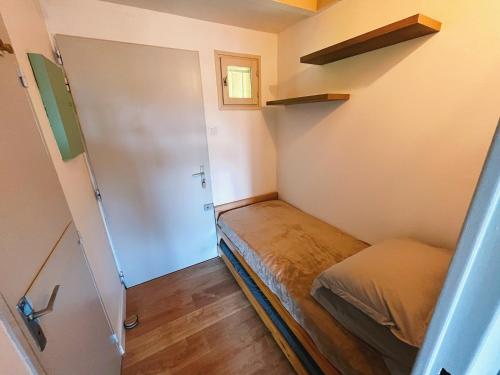 une petite chambre avec un lit et un placard dans l'établissement Studio vue mer à Sainte-Maxime, à Sainte-Maxime