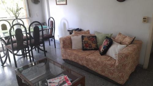 sala de estar con sofá con almohadas y mesa en Buenos Aires - La Boca en Buenos Aires