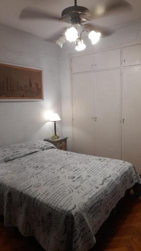 1 dormitorio con 1 cama y ventilador de techo en Buenos Aires - La Boca en Buenos Aires