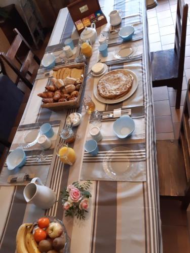 een lange tafel met eten erop bij Oh ! Fleurs des champs in Chaumont-sur-Tharonne