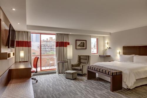 ein Hotelzimmer mit einem Bett und einem Balkon in der Unterkunft Four Points by Sheraton Santiago in Santiago