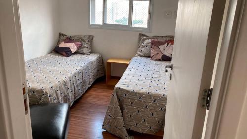 A bed or beds in a room at Apto com Wi Fi e otima localizacao na Liberdade SP