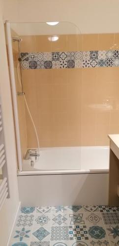 une salle de bain avec douche et baignoire dans l'établissement Location appartement T2 38 m2 2 chambres, à Allevard