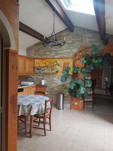 une cuisine avec une table et une salle à manger dans l'établissement Villa authentique à Patrimonio, à Patrimonio