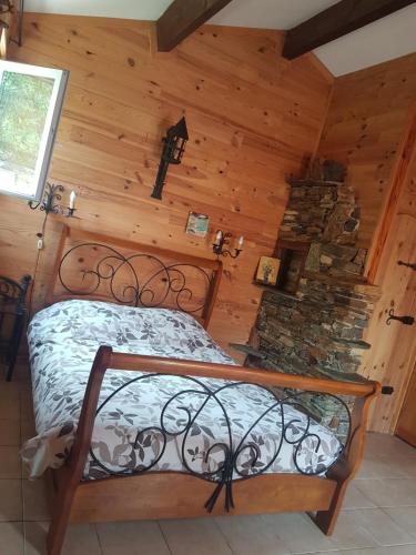 une chambre avec un lit dans une cabane en rondins dans l'établissement Villa authentique à Patrimonio, à Patrimonio