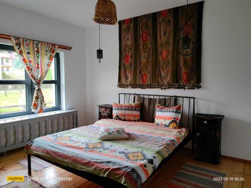 una camera con letto e finestra con tende di Cheia 99 a Moieciu de Jos