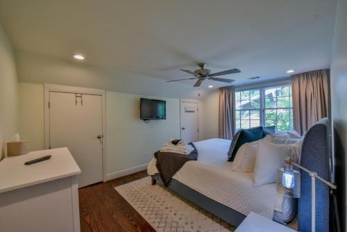 a bedroom with a bed with a ceiling fan and a window at Bama Hideout in Tuscaloosa