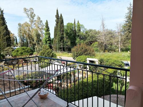 balcón con vistas al jardín en Vaggelis Apartments, en Rodas