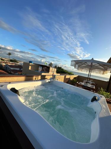 a hot tub on the roof of a building at Pousada Amazing Jeri in Jericoacoara