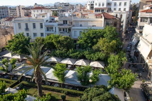 eine Luftansicht einer Stadt mit Gebäuden in der Unterkunft Mythodea Athens Suites in Athen