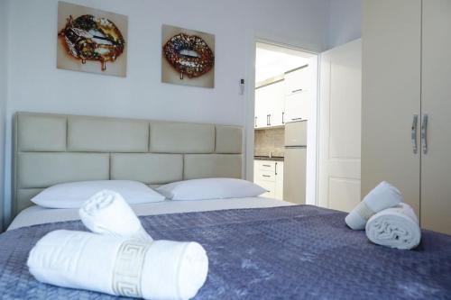 A bed or beds in a room at Fishta Apartments Q5 33