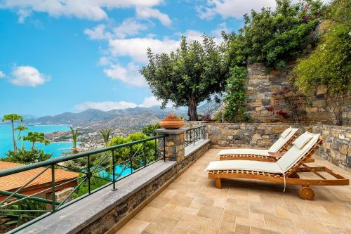 d'un balcon avec des chaises et une vue sur l'océan. dans l'établissement Leyla Luxury Villa, à Pláka
