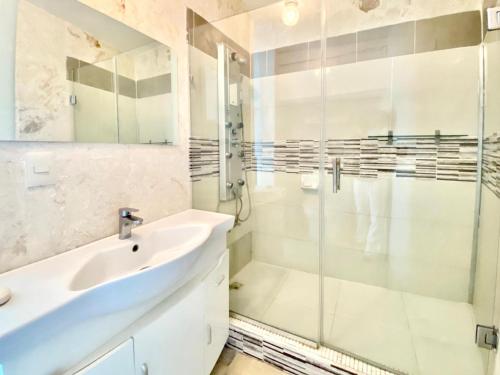 ein Bad mit einer Glasdusche und einem Waschbecken in der Unterkunft Inviting 2-Bed Apartment in Cofresi in Las Flores