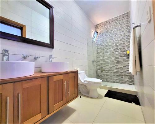 Koupelna v ubytování Charming 3-Bed Apartment in Puerto Plata