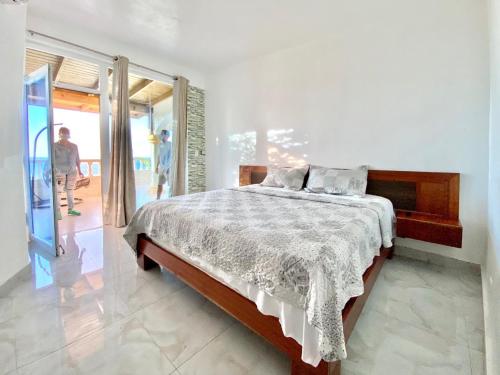 ein Schlafzimmer mit einem Bett mit einer weißen Bettdecke in der Unterkunft Inviting 2-Bed Apartment in Cofresi in Las Flores