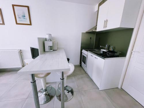a small kitchen with a white counter and a sink at Beau Studio entre Paris et Disneyland-Proche Centrex in Noisy-le-Grand