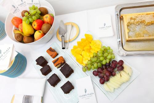 una mesa cubierta con fruta y un plato de comida en DION Hotel Villach, en Villach