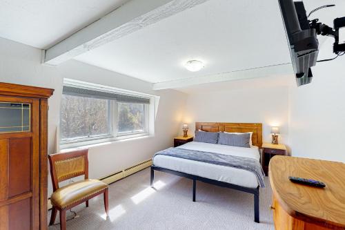 Dormitorio con cama, escritorio y TV en Shredders & Hikers Delight Upstairs en Vail