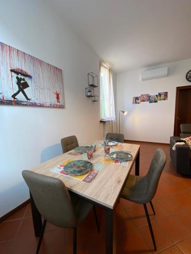 - une salle à manger avec une table et des chaises en bois dans l'établissement Host San Pietro, à Formigine