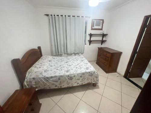 una camera da letto con un letto, un comò e una finestra di Trilha do Mar 207 ad Arraial do Cabo