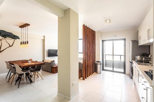a kitchen and dining room with a table and chairs at Madeira apartment in Mindelo São Vicente in Mindelo