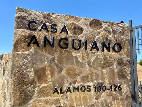 una señal para la entrada a anahuwa albuquerque en Casa Anguiano Valle de Guadalupe, en Valle de Guadalupe