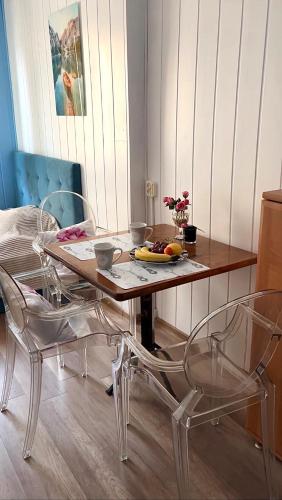 Pokoje U Hanki في جيفنوف: طاولة وكراسي عليها صحن فاكهة